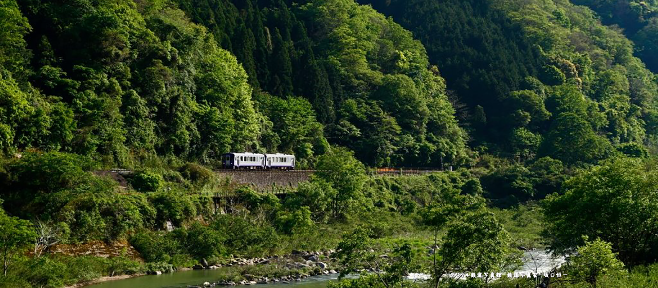 ＪＲ関西本線木津川とキハ１２０電車