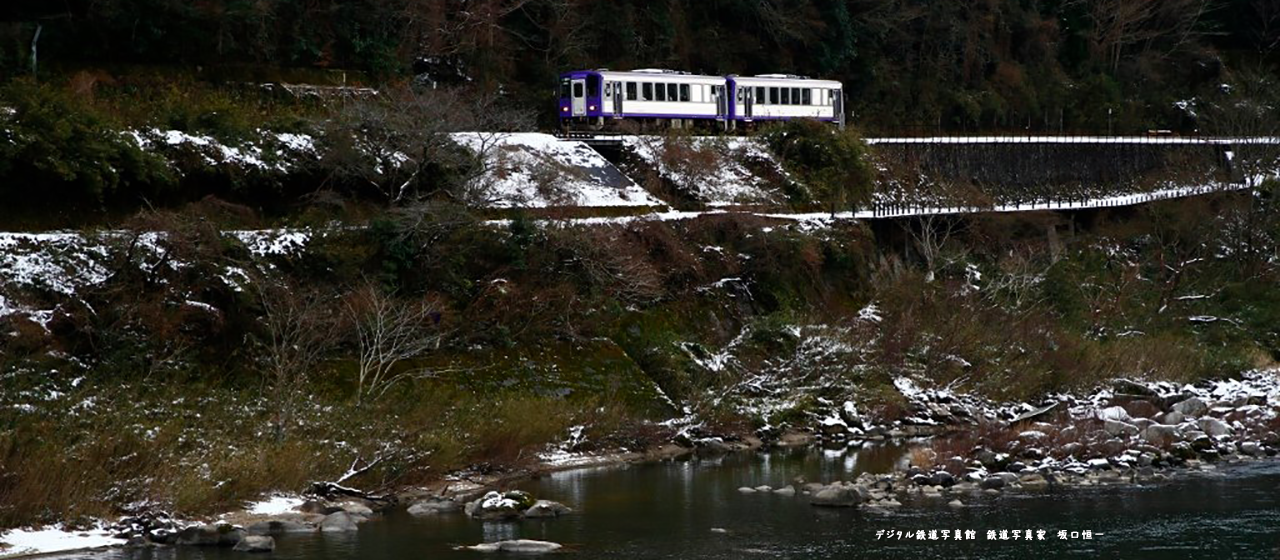 ＪＲ関西本線雪が降る木津川とキハ１２０電車