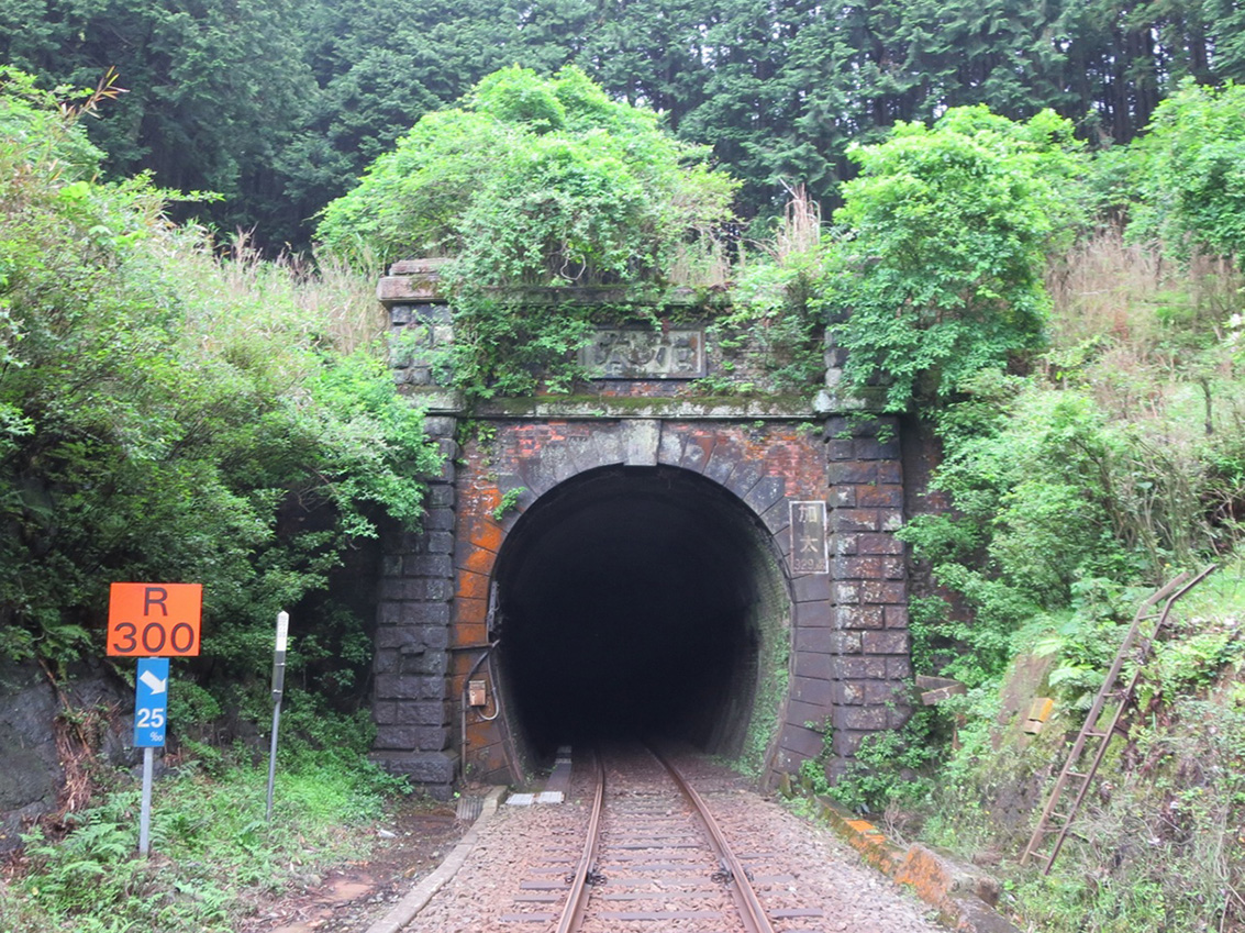 加太隧道（柘植側坑門）（かぶとずいどう）